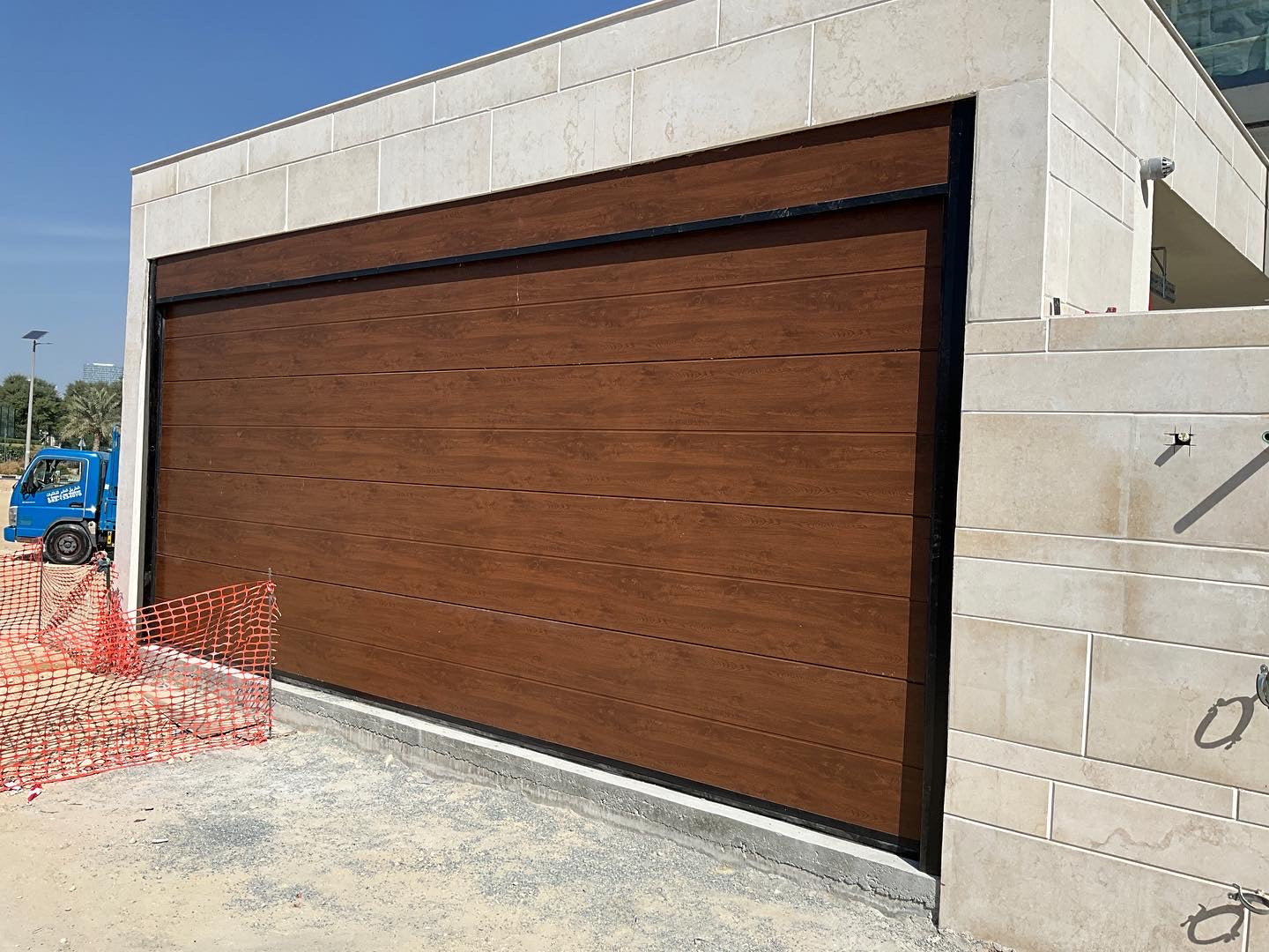 Wood Color Overhead Door - باب كراج لون خشبي - BAB ALSARAY AUTOMATIC GATES & BARRIERS TRADING LLC