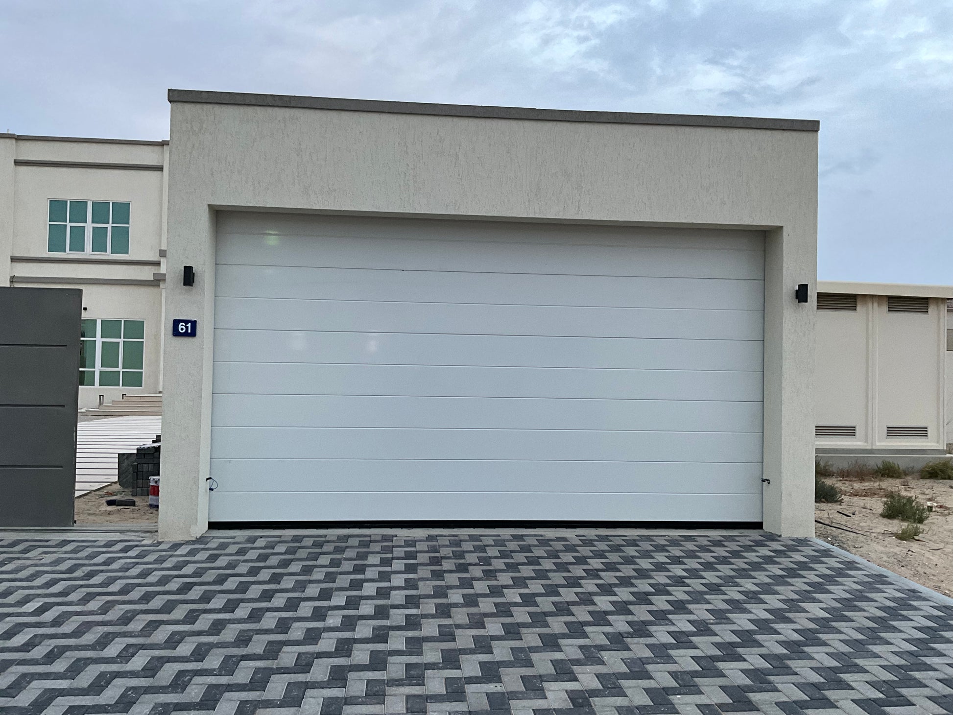 White Overhead Door  - باب كراج لون ابيض - BAB ALSARAY AUTOMATIC GATES & BARRIERS TRADING LLC