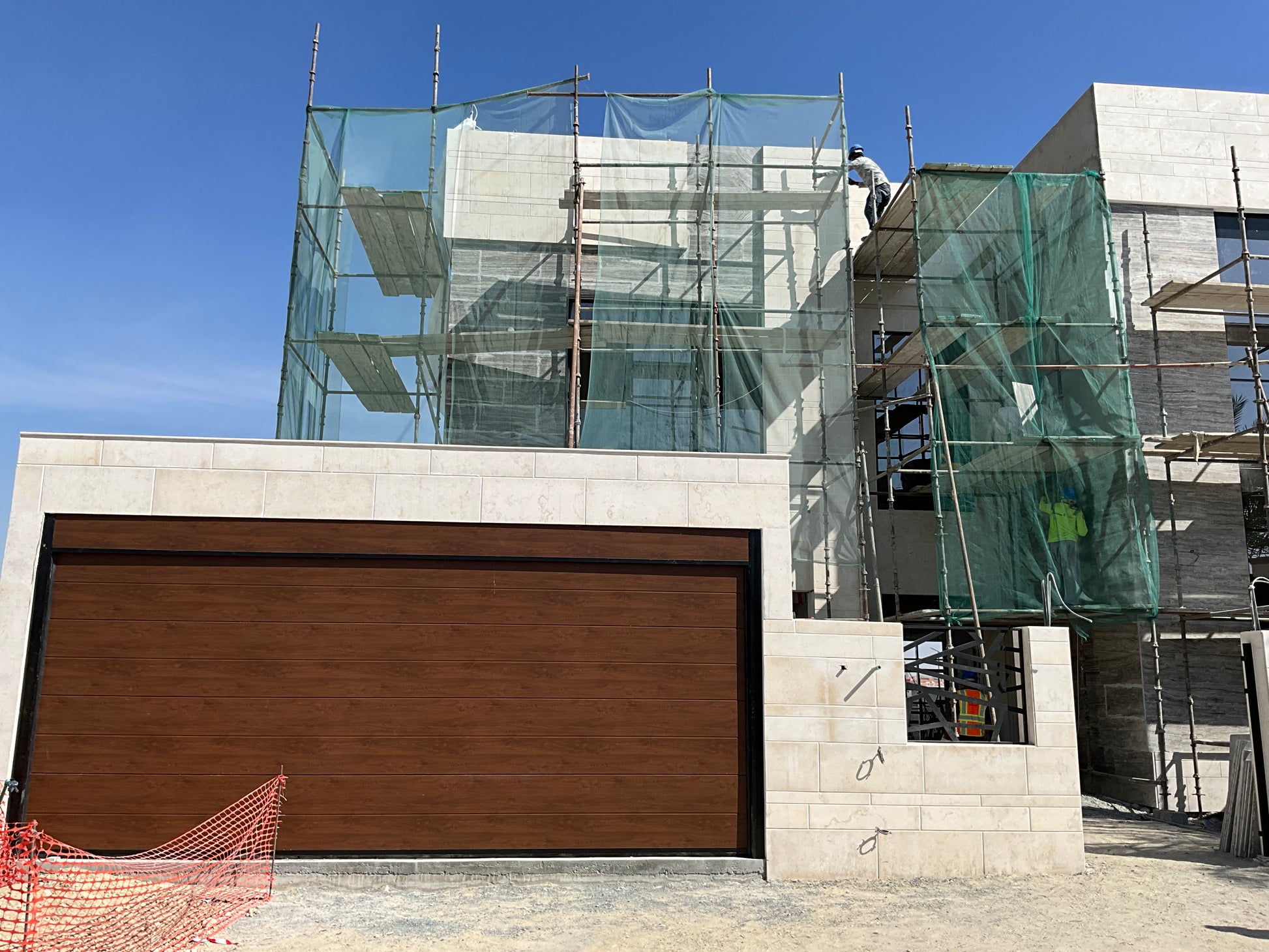 Wood Color Overhead Door - باب كراج لون خشبي - BAB ALSARAY AUTOMATIC GATES & BARRIERS TRADING LLC