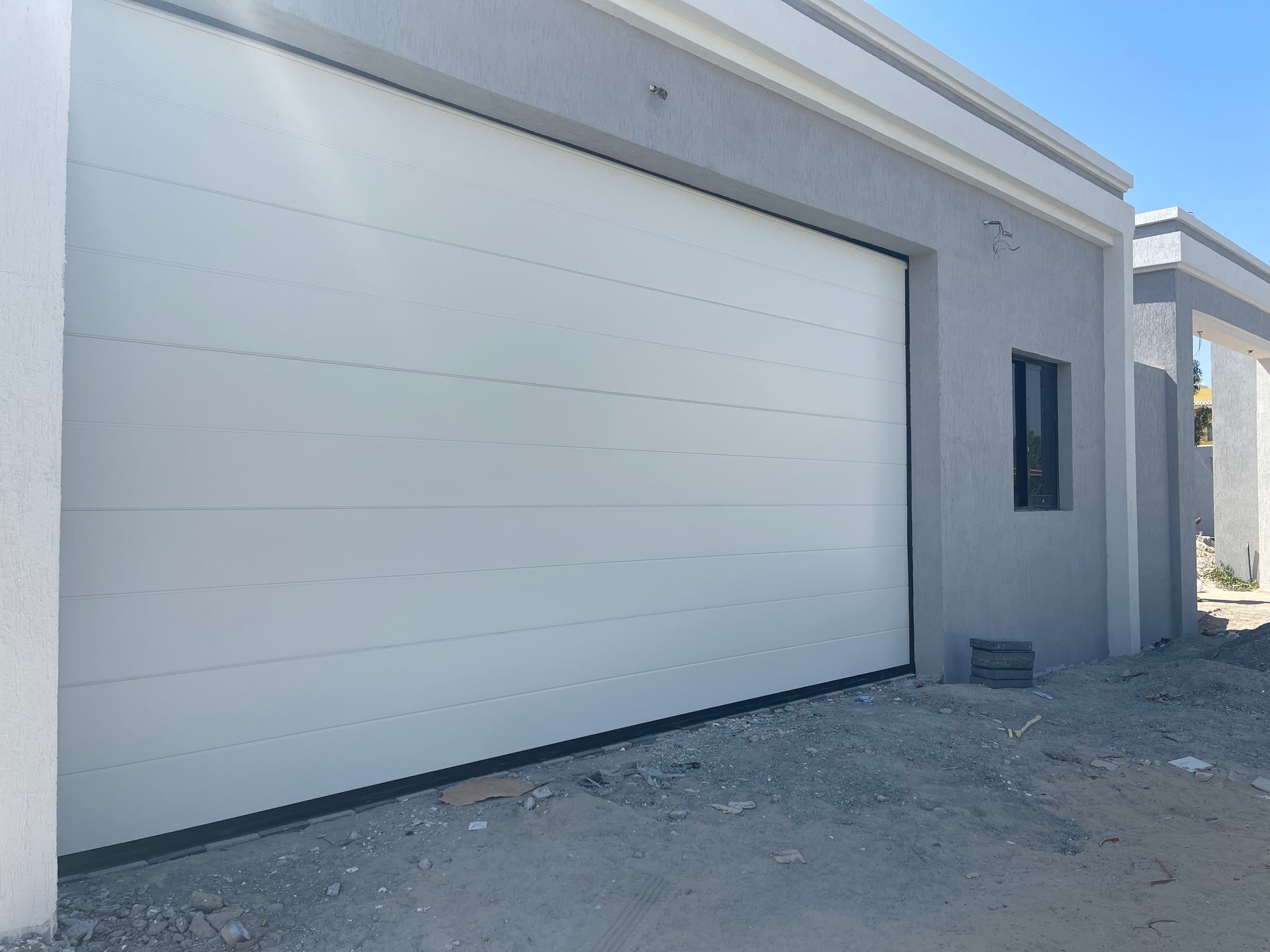 White Overhead Door  - باب كراج لون ابيض - BAB ALSARAY AUTOMATIC GATES & BARRIERS TRADING LLC